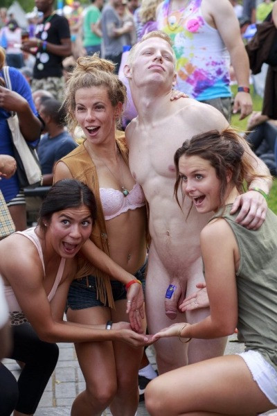 men flashing pussy