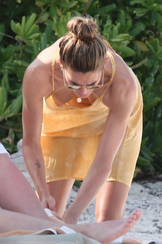 braless beauty