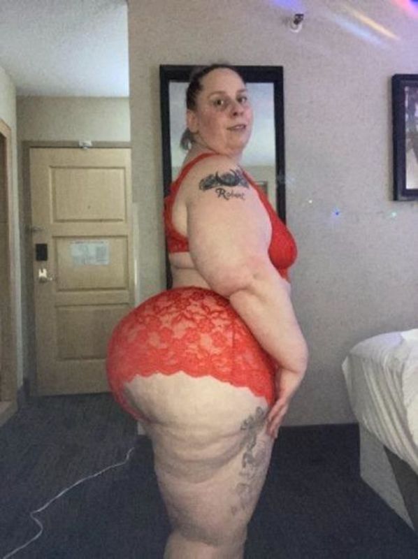 mature booty nude