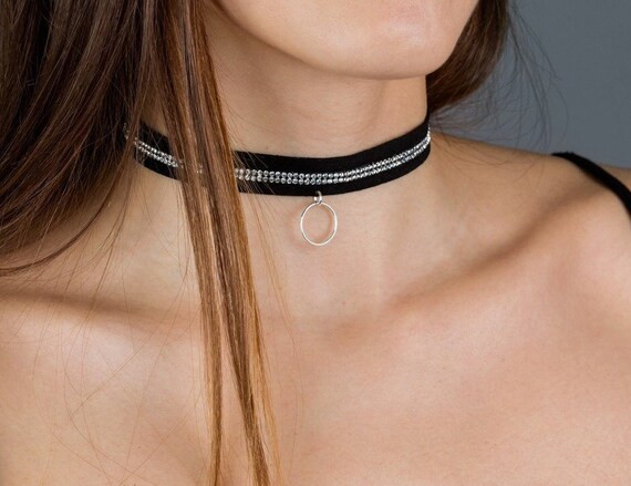 girls wearing ring collar
