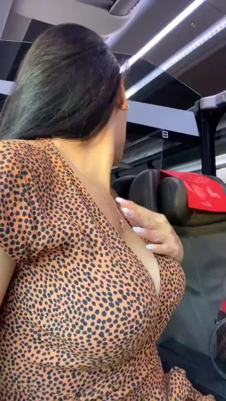 beautiful milf pussy flashing
