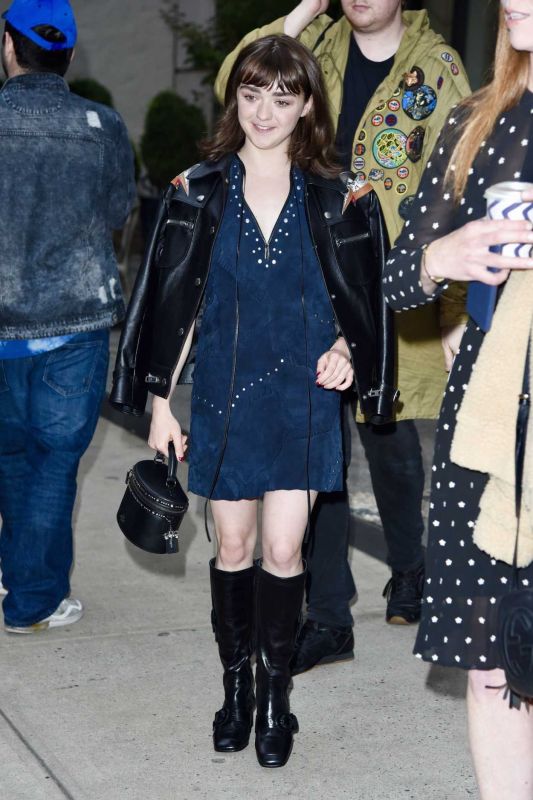 maisie williams pistol