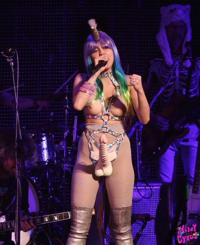 miley cyrus taznude