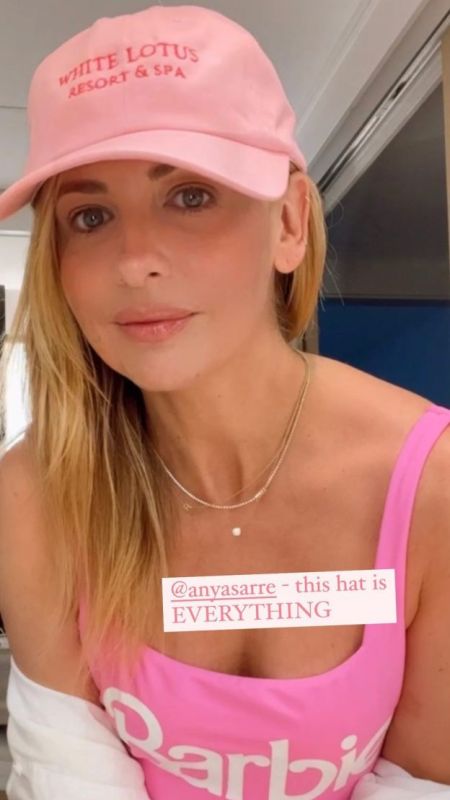 sarah michelle gellar in a car